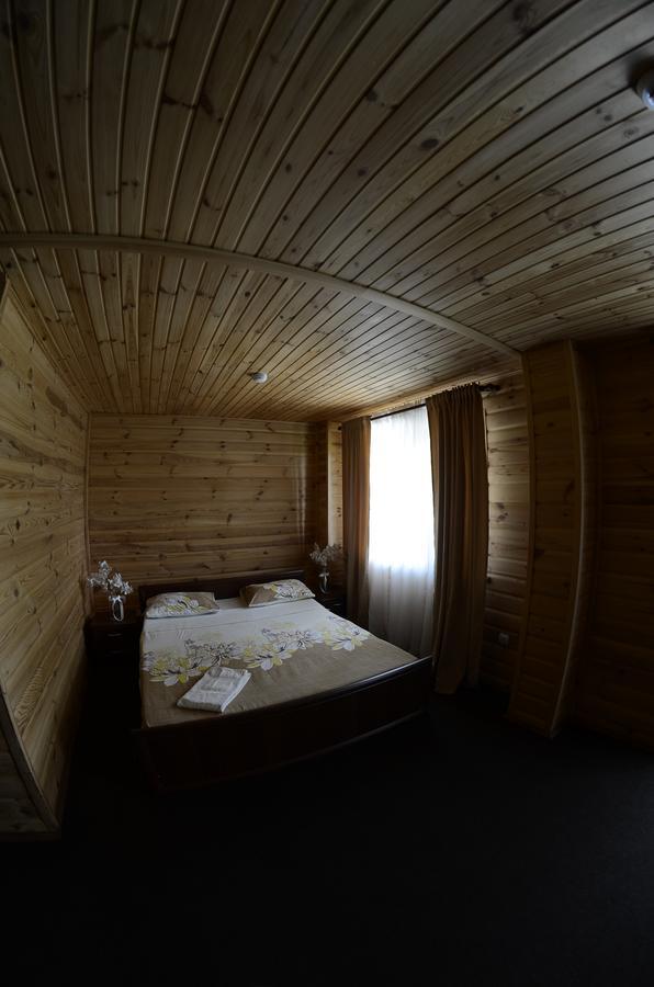 Curtea Boierului Hotel Peresecina Экстерьер фото
